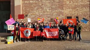 Junge Sozialdemokrat*innen haben in Karlsruhe gegen den Tabubruch und für demokratische Haltung demonstriert.